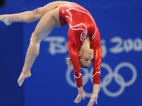 开云下载-绿茵与硬木的双重奏，当欧冠决赛的荣耀照亮76人快船生死战的硝烟