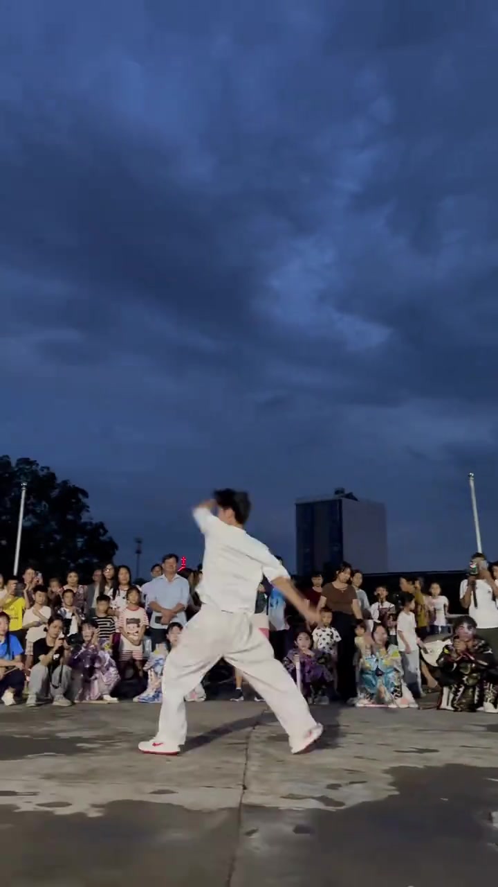 队员技艺纷呈,观众纷纷欢呼喝彩!的简单介绍 队员技艺纷呈,观众纷纷欢呼喝彩!的简单介绍