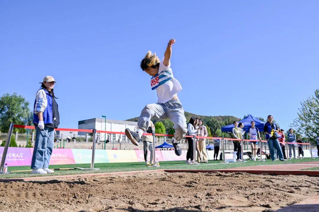 队员技艺纷呈,观众纷纷欢呼喝彩!的简单介绍 队员技艺纷呈,观众纷纷欢呼喝彩!的简单介绍