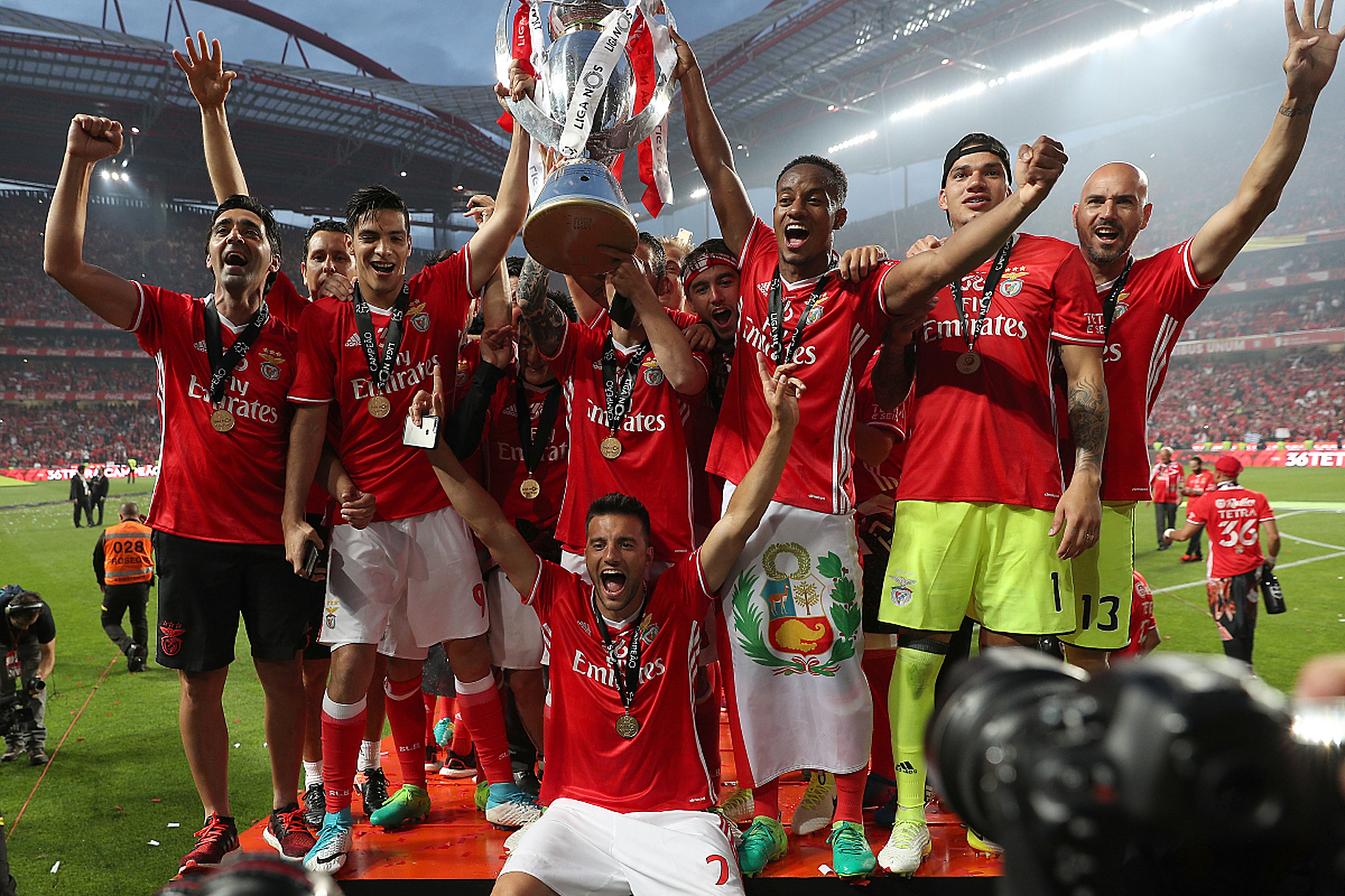 关于欧洲足球联赛竞技激烈，球员冲刺胜利舞台的信息