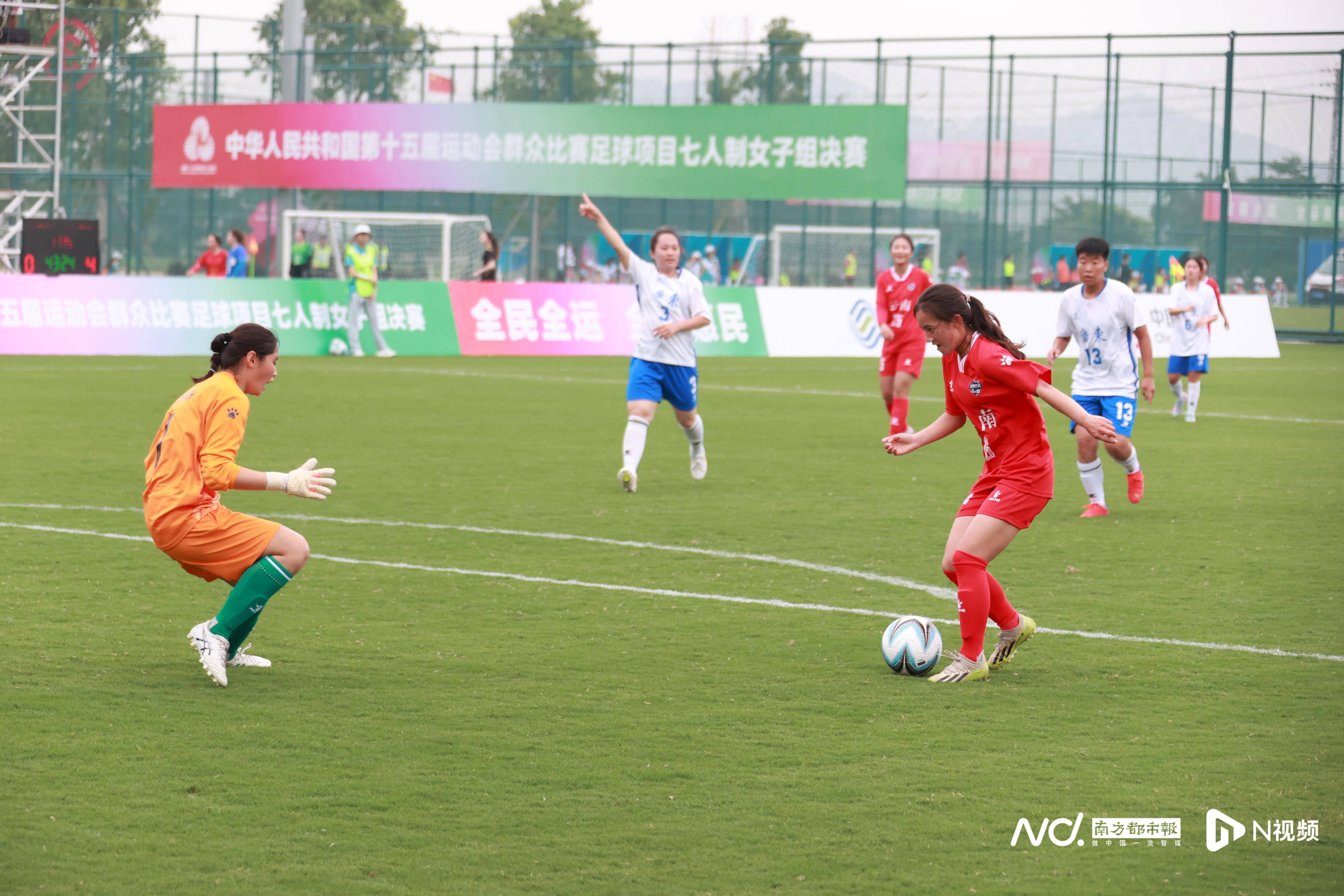 女子足球训练营:锻炼技术和团队合作的简单介绍 女子足球训练营:锻炼技术和团队合作的简单介绍