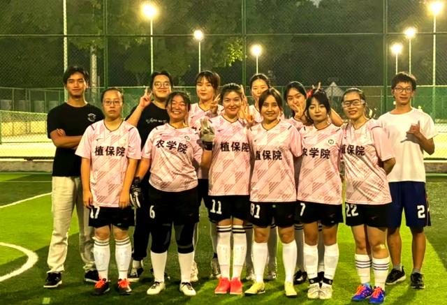 女子足球训练营:锻炼技术和团队合作的简单介绍 女子足球训练营:锻炼技术和团队合作的简单介绍