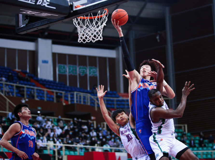 黑龙江男篮全队发挥稳健，成功进入季后赛