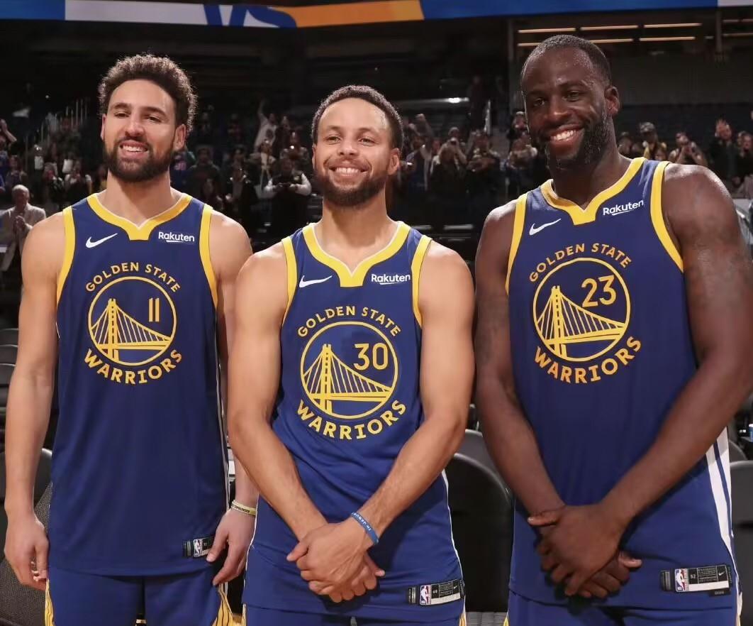 包含勇士完成五笔2换1大交易，在新赛季再次集结超级阵容的词条