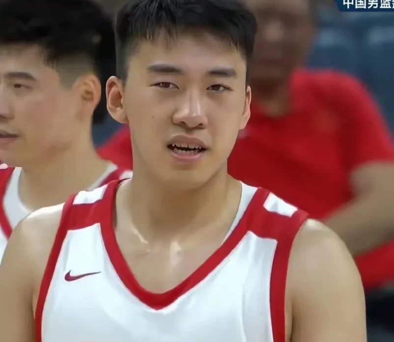 亚洲球员在场上展现出色表现