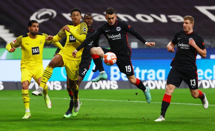 多特蒙德客场大胜,继续领跑积分榜 多特蒙德客场大胜,继续领跑积分榜