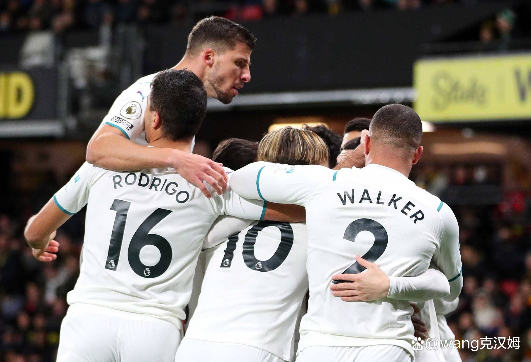 多特蒙德客场大胜,继续领跑积分榜 多特蒙德客场大胜,继续领跑积分榜