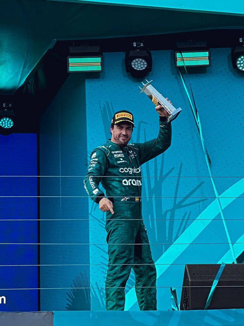 关于红牛车队轻取法拉利，阿隆索关键制胜的信息