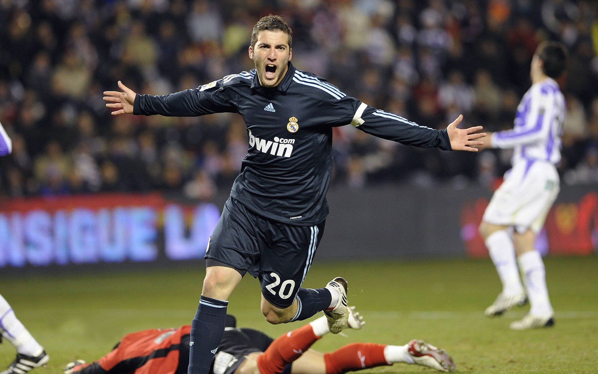 绿茵场外的国家德比，当西甲焦点战遇上NBA奇才的致命一击