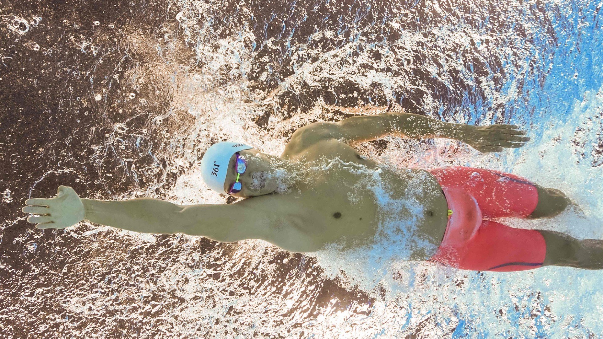 赛道上的艺术，阿隆索驾驭梅赛德斯鏖战迈凯伦